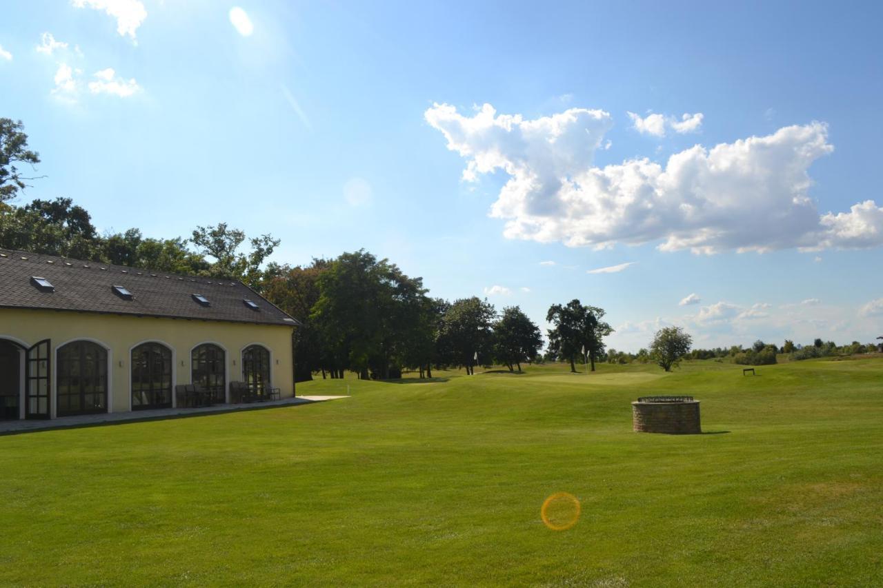Klaudia'S Hotel & Restaurant At Golf Resort, Bac Samorin Zewnętrze zdjęcie