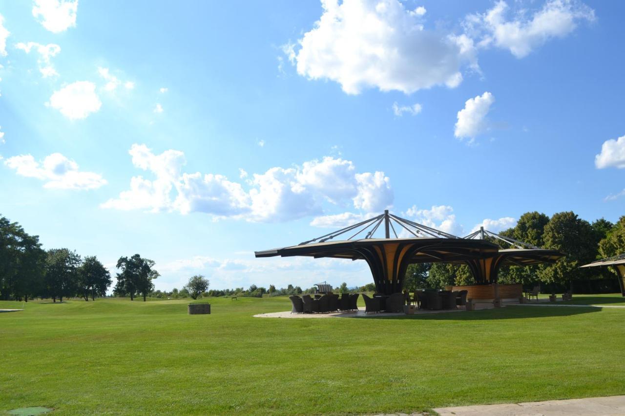 Klaudia'S Hotel & Restaurant At Golf Resort, Bac Samorin Zewnętrze zdjęcie