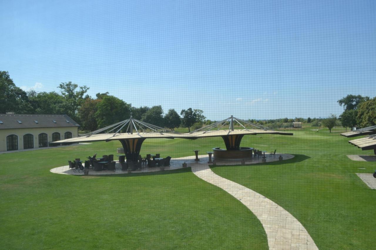 Klaudia'S Hotel & Restaurant At Golf Resort, Bac Samorin Zewnętrze zdjęcie