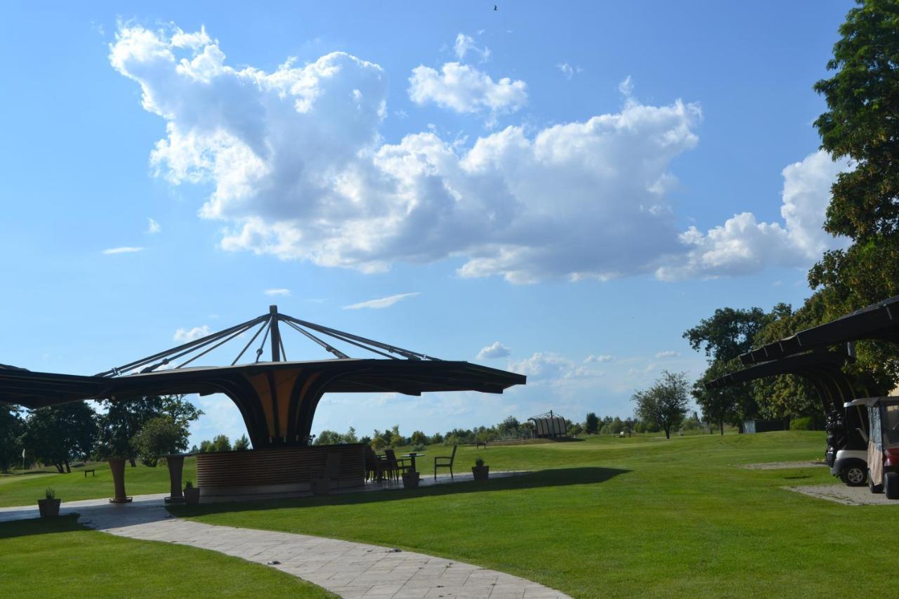 Klaudia'S Hotel & Restaurant At Golf Resort, Bac Samorin Zewnętrze zdjęcie