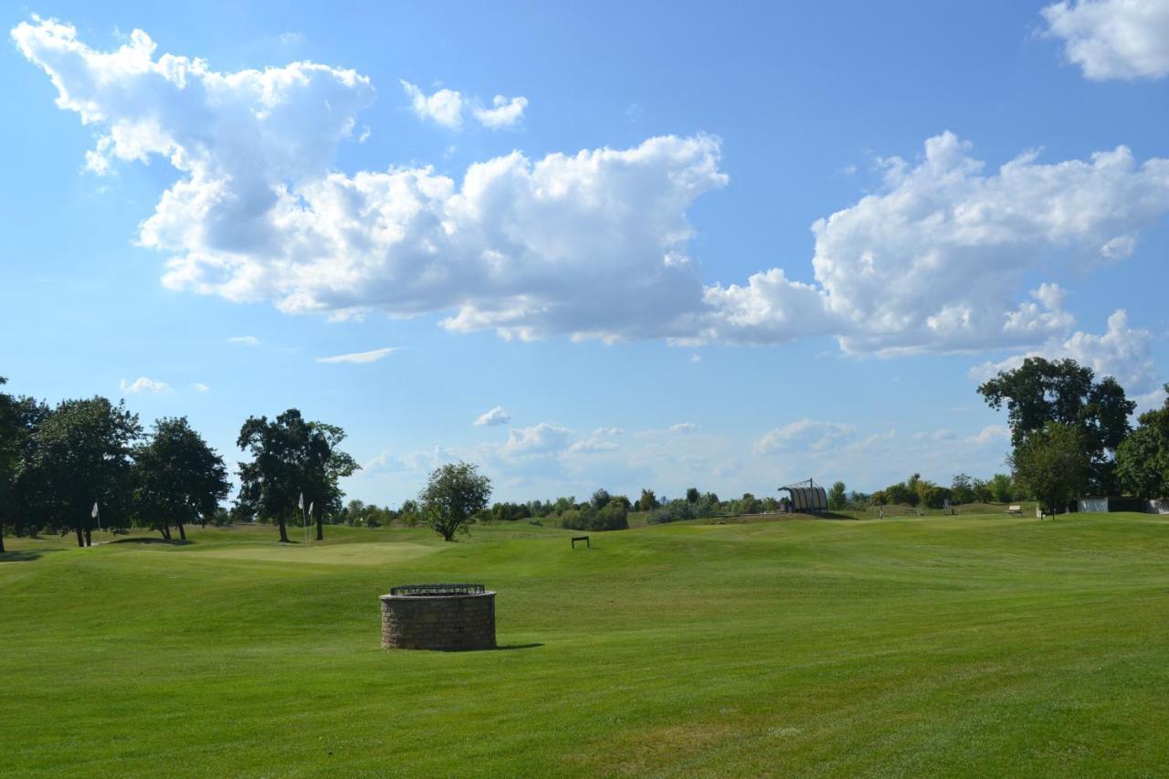 Klaudia'S Hotel & Restaurant At Golf Resort, Bac Samorin Zewnętrze zdjęcie