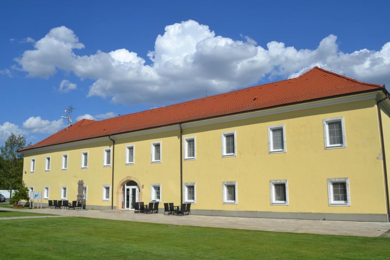 Klaudia'S Hotel & Restaurant At Golf Resort, Bac Samorin Zewnętrze zdjęcie