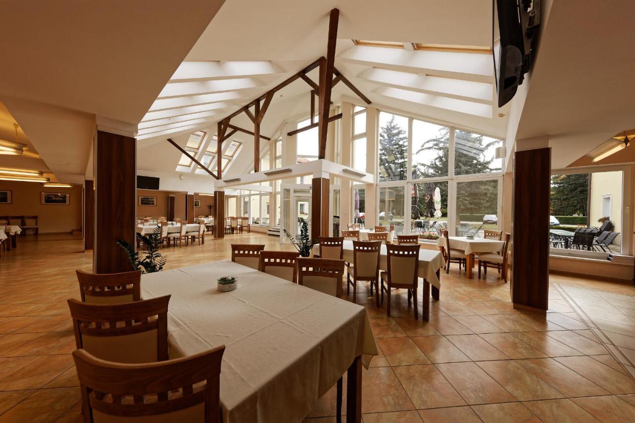 Klaudia'S Hotel & Restaurant At Golf Resort, Bac Samorin Zewnętrze zdjęcie