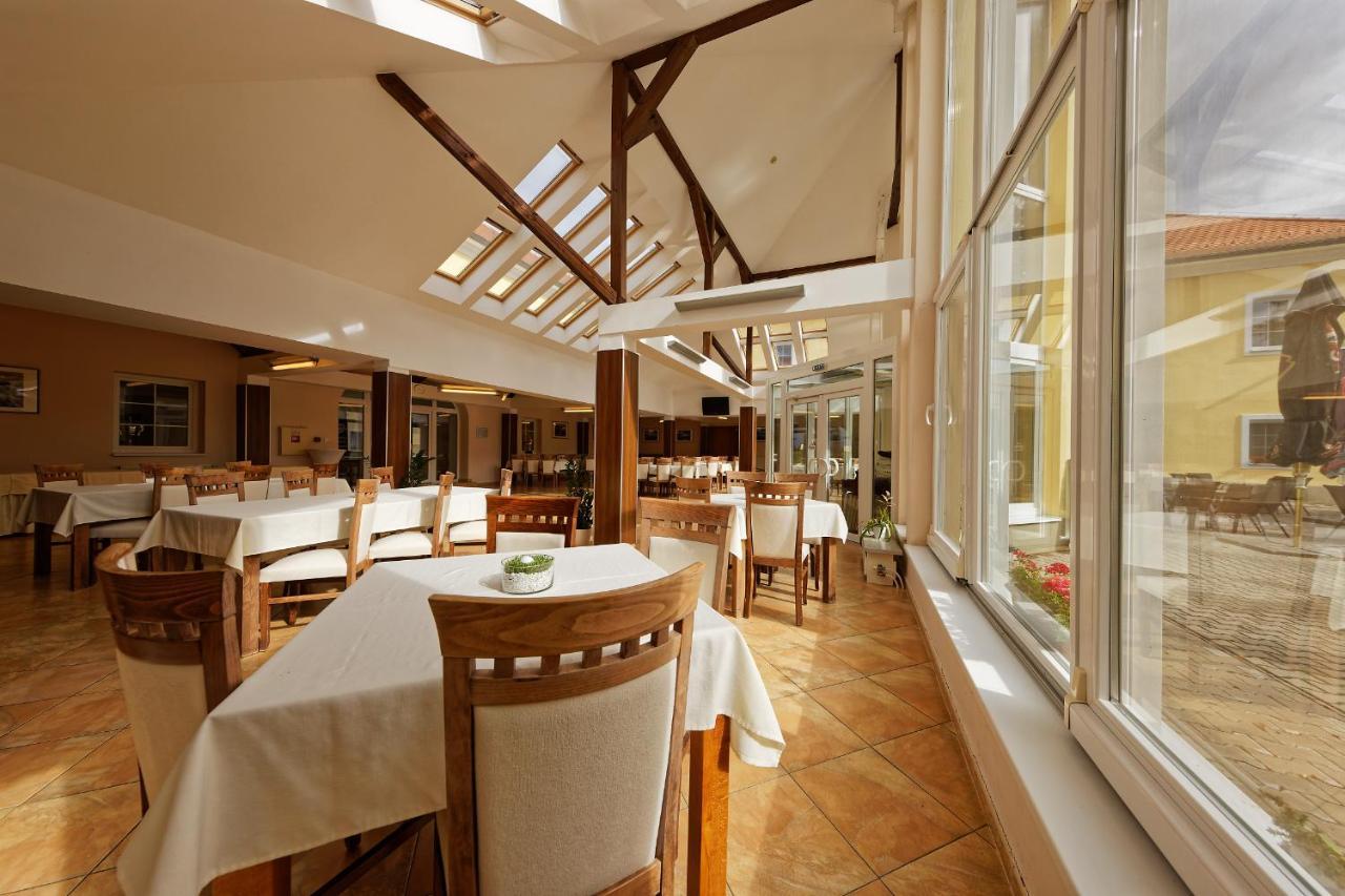Klaudia'S Hotel & Restaurant At Golf Resort, Bac Samorin Zewnętrze zdjęcie