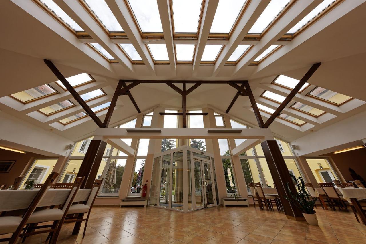 Klaudia'S Hotel & Restaurant At Golf Resort, Bac Samorin Zewnętrze zdjęcie