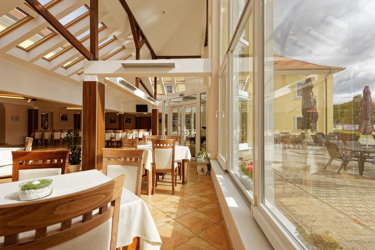 Klaudia'S Hotel & Restaurant At Golf Resort, Bac Samorin Zewnętrze zdjęcie