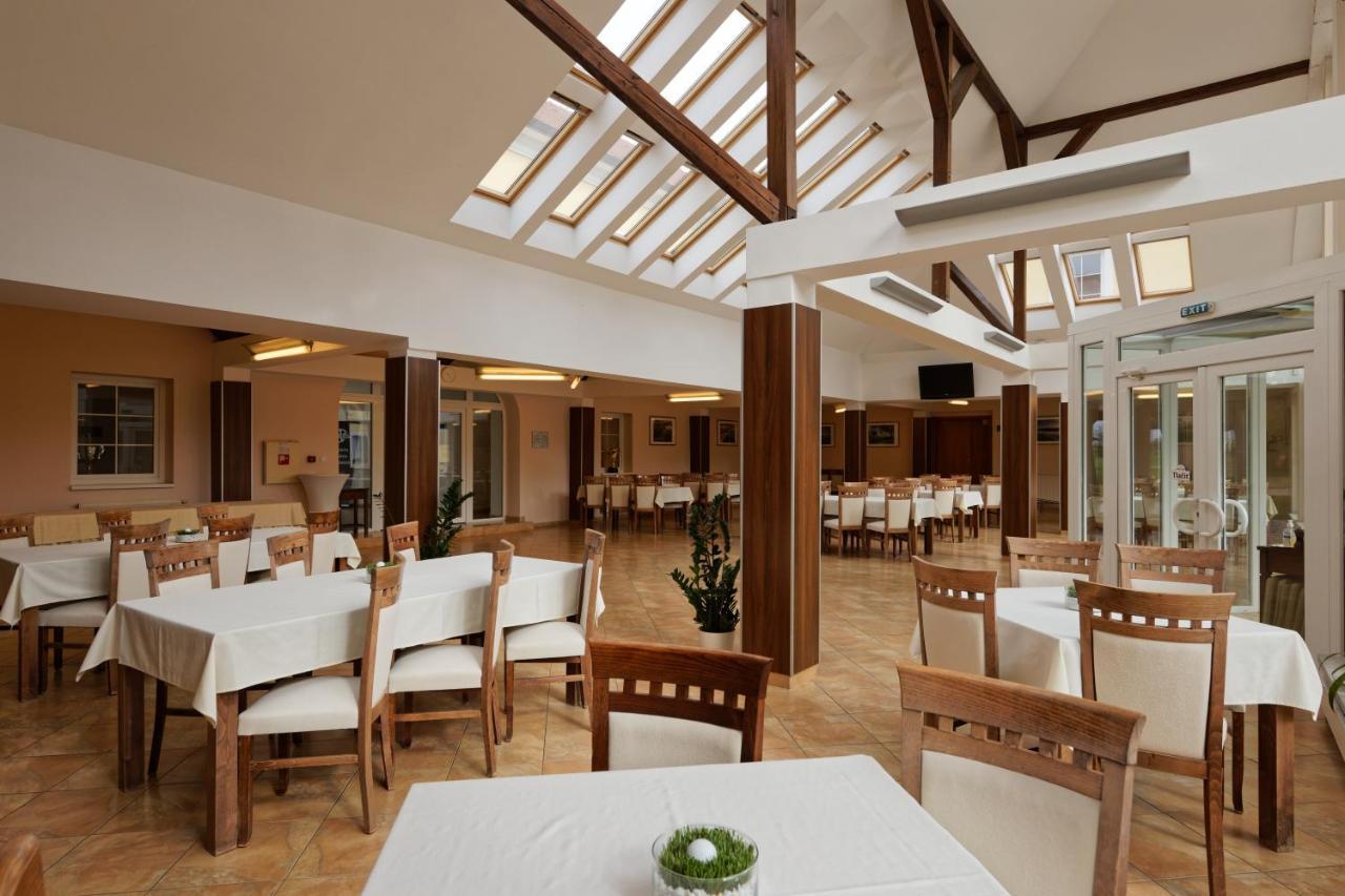 Klaudia'S Hotel & Restaurant At Golf Resort, Bac Samorin Zewnętrze zdjęcie