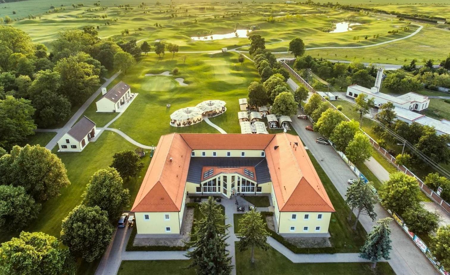 Klaudia'S Hotel & Restaurant At Golf Resort, Bac Samorin Zewnętrze zdjęcie